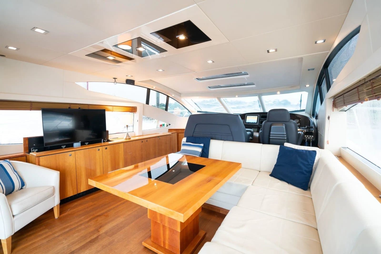 64' Sunseeker Predator photo 4